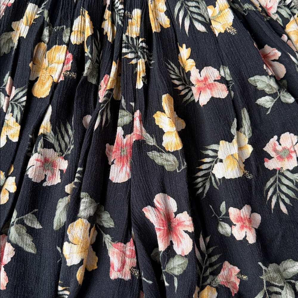 Hollister Black Floral Romper Smocked Bodice Summer One-Piece Junior Size XS - Picture 11 of 12